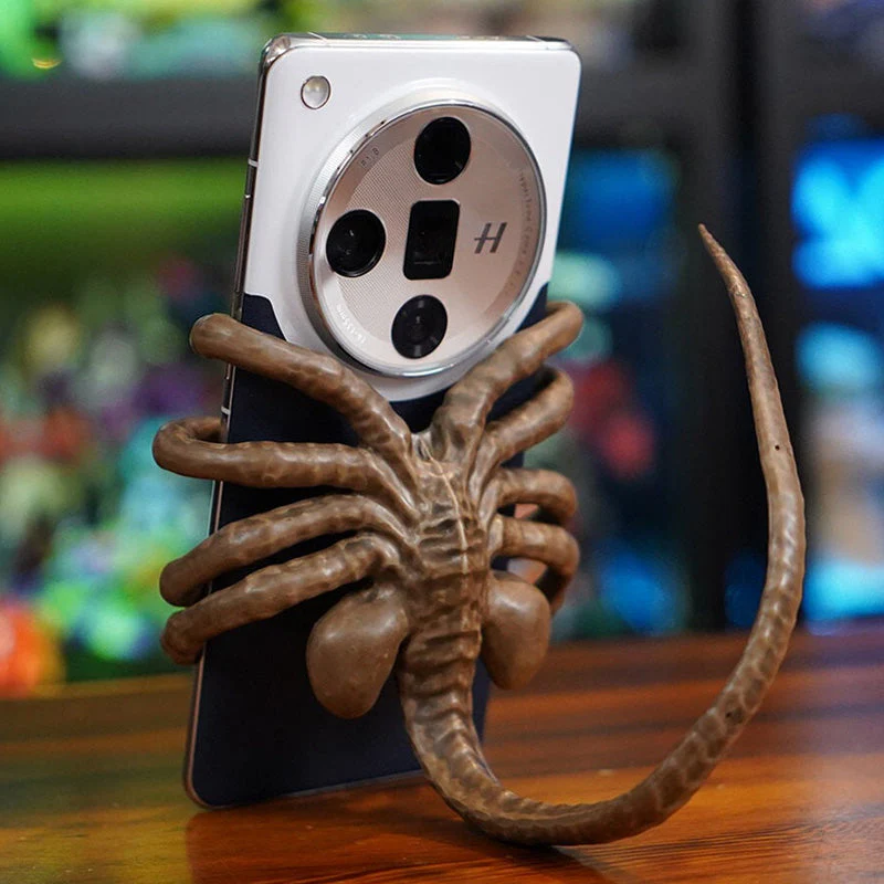 Horrible Facehugger Phone Holder - Image 4