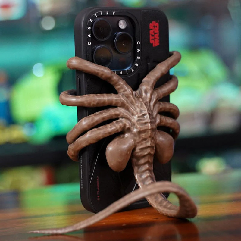 Horrible Facehugger Phone Holder - Image 5